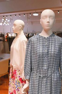 從“美女企業(yè)家”到時尚主播 金山寶藏服裝工廠店的華麗轉身